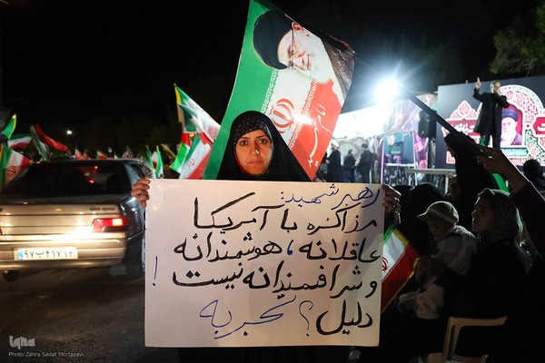 یک تکه مقوا، یک دنیا حرف؛ پلاکاردها زبان گویای میدان