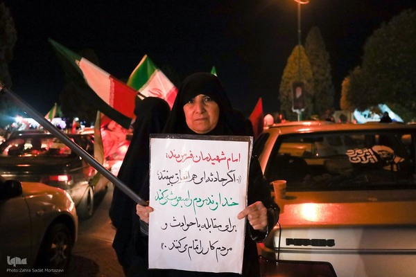یک تکه مقوا، یک دنیا حرف؛ پلاکاردها زبان گویای میدان