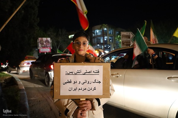 یک تکه مقوا، یک دنیا حرف؛ پلاکاردها زبان گویای میدان