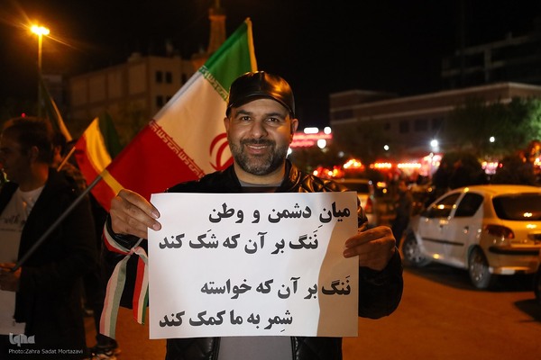 یک تکه مقوا، یک دنیا حرف؛ پلاکاردها زبان گویای میدان