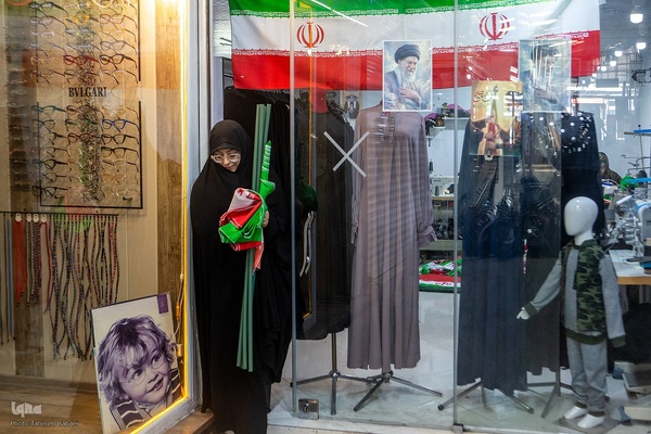 نقش پرچم‌دوزی بانوان جهادی؛ از جبهه‌های نبرد تا خط مقدم تولید