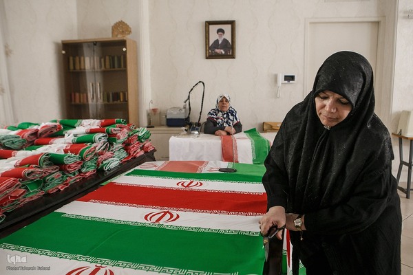 نقش پرچم‌دوزی بانوان جهادی؛ از جبهه‌های نبرد تا خط مقدم تولید