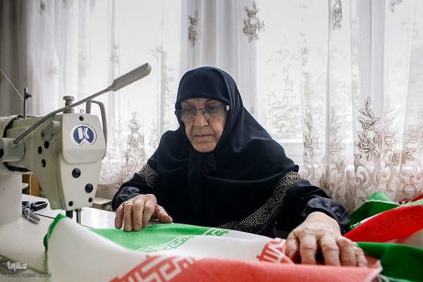 نقش پرچم‌دوزی بانوان جهادی؛ از جبهه‌های نبرد تا خط مقدم تولید