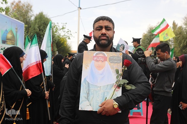 استقبال از خانواده شهدای دانش آموز میناب در قم