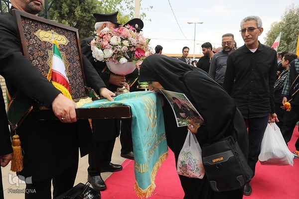 استقبال از خانواده شهدای دانش آموز میناب در قم