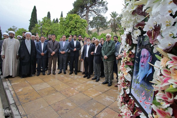 گلباران مقبره شیخ اجل سعدی شیرازی