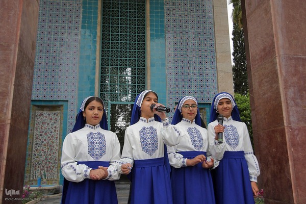 گلباران مقبره شیخ اجل سعدی شیرازی