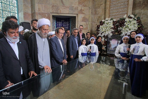 گلباران مقبره شیخ اجل سعدی شیرازی