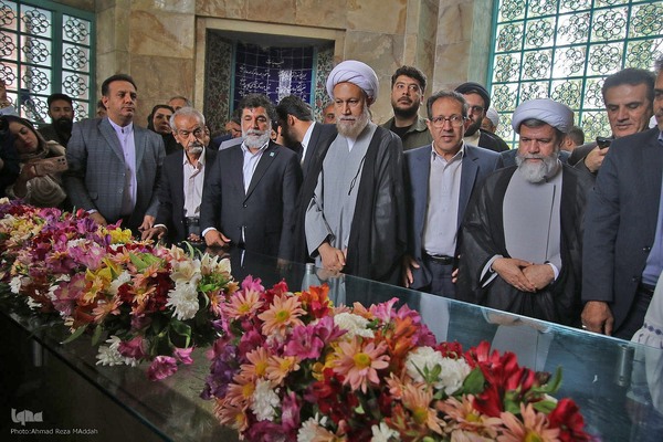 گلباران مقبره شیخ اجل سعدی شیرازی