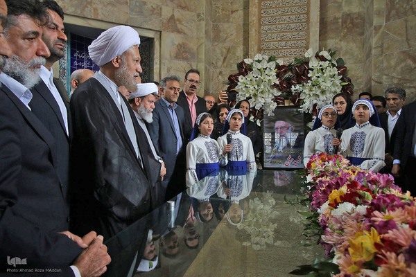 گلباران مقبره شیخ اجل سعدی شیرازی