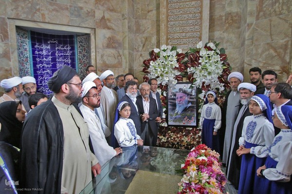 گلباران مقبره شیخ اجل سعدی شیرازی