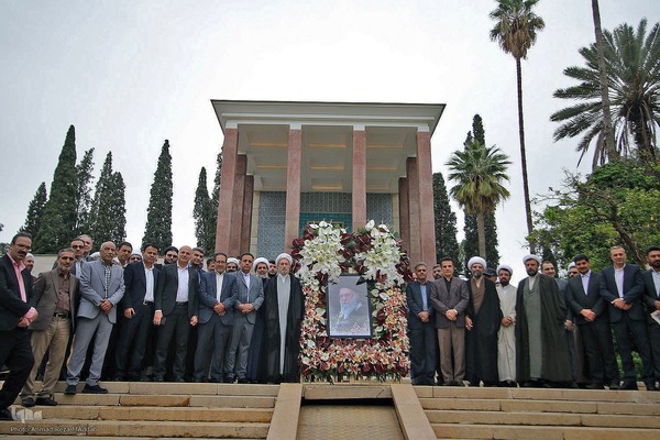 گلباران مقبره شیخ اجل سعدی شیرازی
