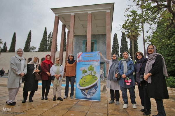 گلباران مقبره شیخ اجل سعدی شیرازی