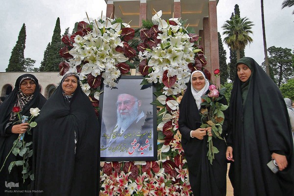 گلباران مقبره شیخ اجل سعدی شیرازی