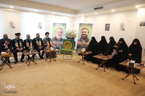 کاروان زیر سایه خورشید در منزل شهید لاریجانی