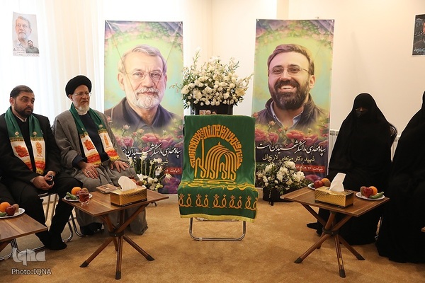 کاروان زیر سایه خورشید در منزل شهید لاریجانی