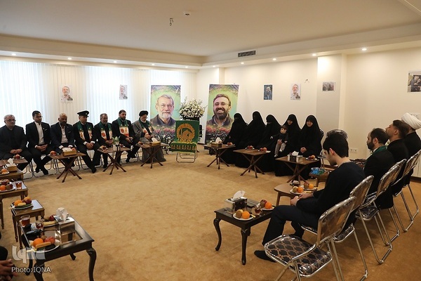 کاروان زیر سایه خورشید در منزل شهید لاریجانی