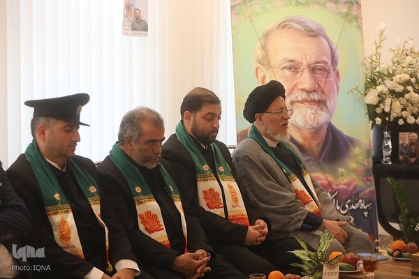 کاروان زیر سایه خورشید در منزل شهید لاریجانی