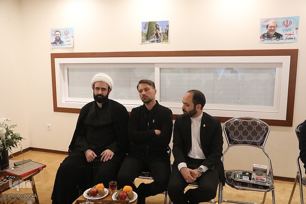 کاروان زیر سایه خورشید در منزل شهید لاریجانی