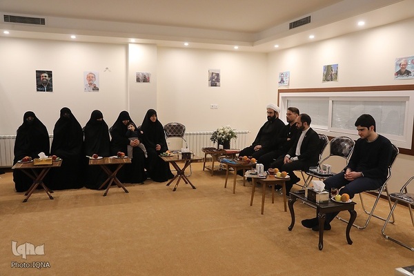 کاروان زیر سایه خورشید در منزل شهید لاریجانی