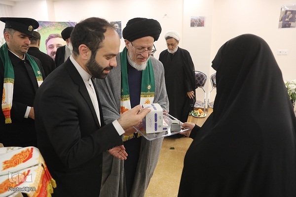 کاروان زیر سایه خورشید در منزل شهید لاریجانی