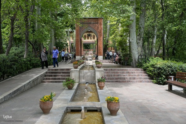 خودنمایی لاله های رنگی در دل معماری سنتی