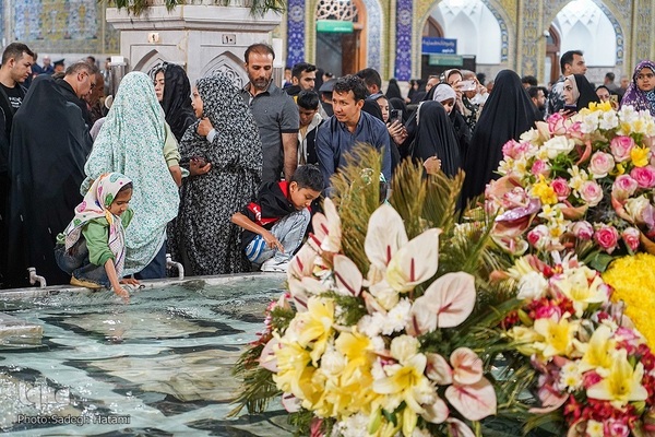 حرم مطهر رضوی در شب میلاد حضرت رضا(ع)