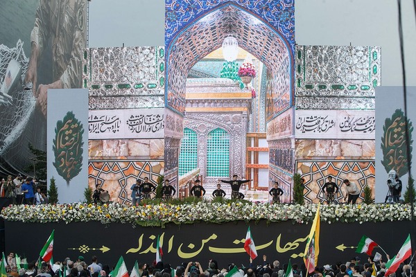 حضور پرشور مردم در جشن میلاد امام رضا (ع) و بیعت با رهبری