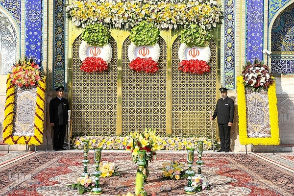 تعویض پرچم گنبد بارگاه رضوی در روز ولادت حضرت رضا(ع)