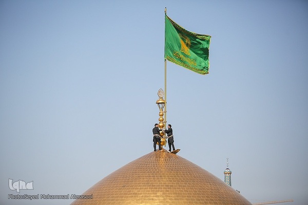 تعویض پرچم گنبد بارگاه رضوی در روز ولادت حضرت رضا(ع)