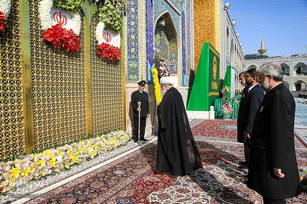 تعویض پرچم گنبد بارگاه رضوی در روز ولادت حضرت رضا(ع)