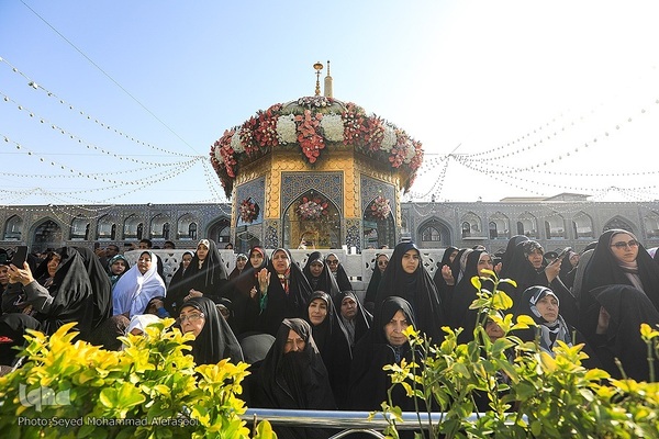 تعویض پرچم گنبد بارگاه رضوی در روز ولادت حضرت رضا(ع)