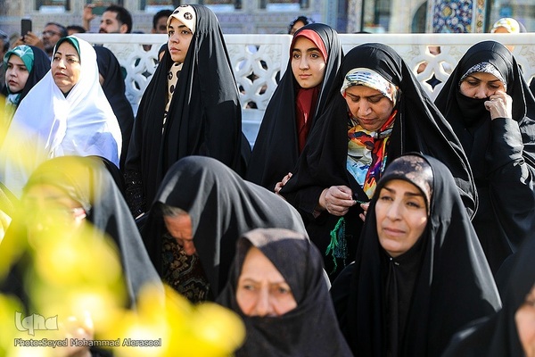 تعویض پرچم گنبد بارگاه رضوی در روز ولادت حضرت رضا(ع)