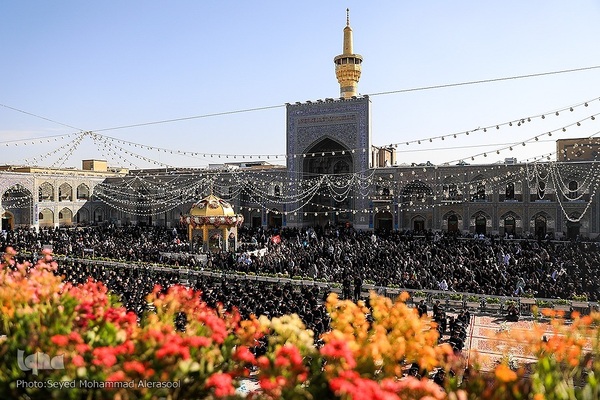 تعویض پرچم گنبد بارگاه رضوی در روز ولادت حضرت رضا(ع)
