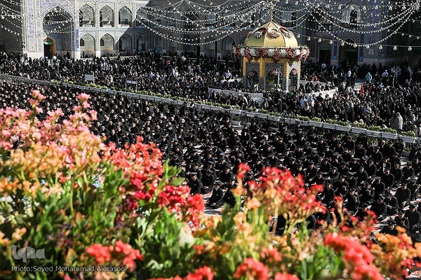 تعویض پرچم گنبد بارگاه رضوی در روز ولادت حضرت رضا(ع)