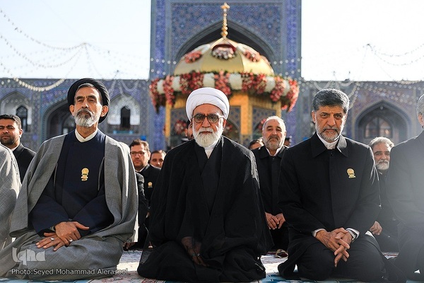 تعویض پرچم گنبد بارگاه رضوی در روز ولادت حضرت رضا(ع)