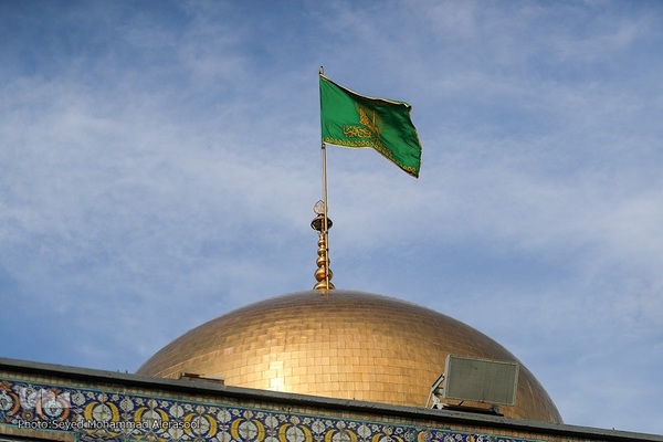 تعویض پرچم گنبد بارگاه رضوی در روز ولادت حضرت رضا(ع)