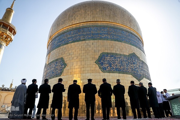 تعویض پرچم گنبد بارگاه رضوی در روز ولادت حضرت رضا(ع)