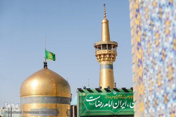 تعویض پرچم گنبد بارگاه رضوی در روز ولادت حضرت رضا(ع)