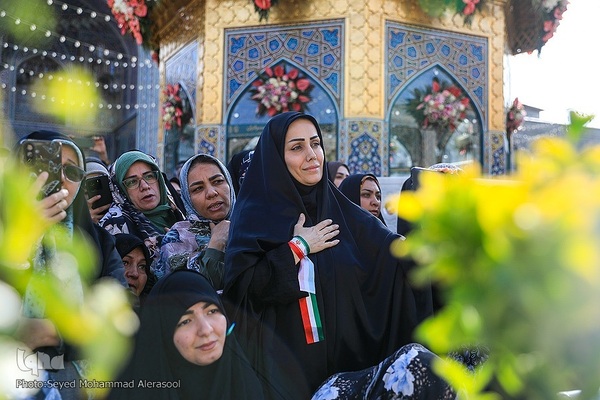 تعویض پرچم گنبد بارگاه رضوی در روز ولادت حضرت رضا(ع)