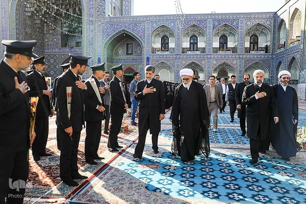 تعویض پرچم گنبد بارگاه رضوی در روز ولادت حضرت رضا(ع)