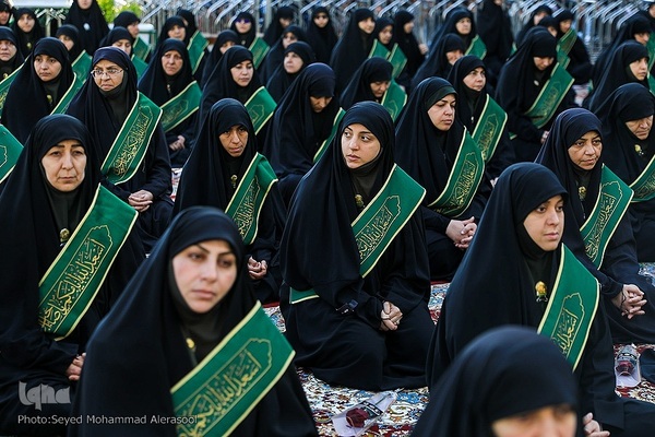 تعویض پرچم گنبد بارگاه رضوی در روز ولادت حضرت رضا(ع)