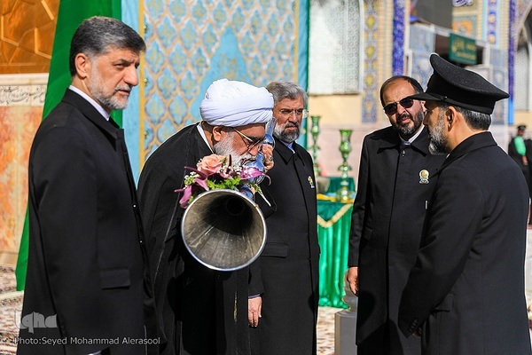 تعویض پرچم گنبد بارگاه رضوی در روز ولادت حضرت رضا(ع)