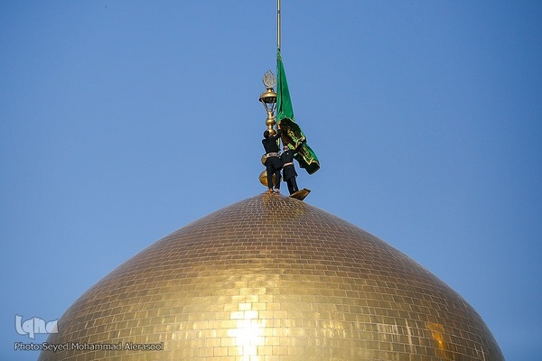 تعویض پرچم گنبد بارگاه رضوی در روز ولادت حضرت رضا(ع)
