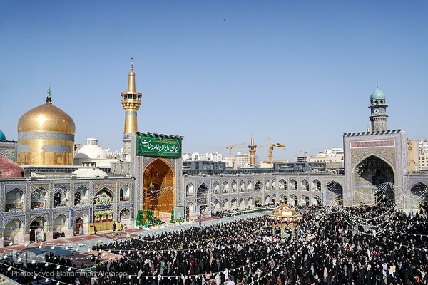 تعویض پرچم گنبد بارگاه رضوی در روز ولادت حضرت رضا(ع)