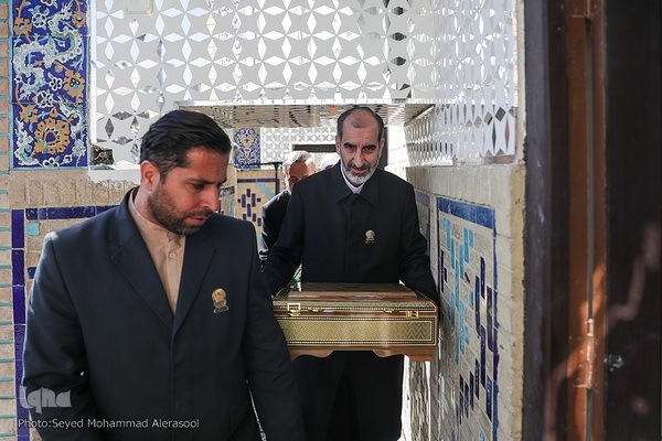 تعویض پرچم گنبد بارگاه رضوی در روز ولادت حضرت رضا(ع)