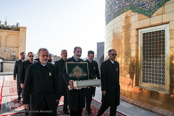 تعویض پرچم گنبد بارگاه رضوی در روز ولادت حضرت رضا(ع)