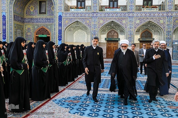 تعویض پرچم گنبد بارگاه رضوی در روز ولادت حضرت رضا(ع)