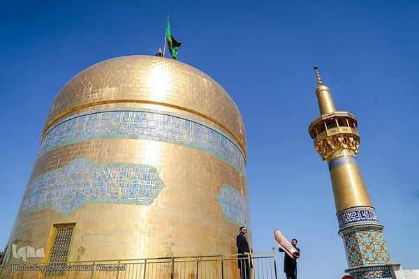 تعویض پرچم گنبد بارگاه رضوی در روز ولادت حضرت رضا(ع)