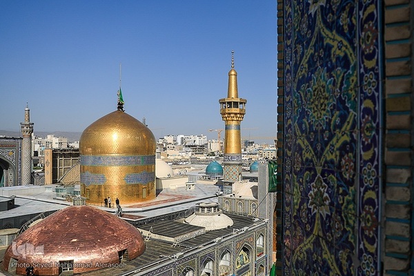 تعویض پرچم گنبد بارگاه رضوی در روز ولادت حضرت رضا(ع)